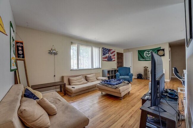 Building Photo - Lovely 4 Bed 2 Bath Ranch-Style House in F...