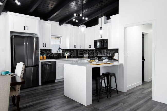 Foto del edificio - 8331 Neva Ave