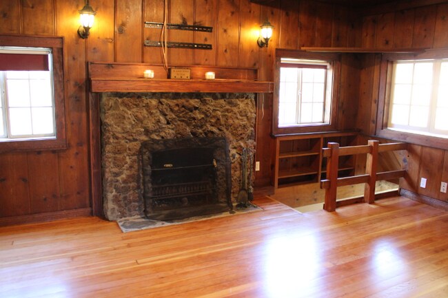 Building Photo - 1872 Seminole Dr