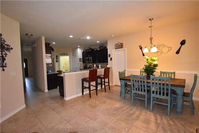 Building Photo - Beautiful Home - Community Pool - Great Ba...