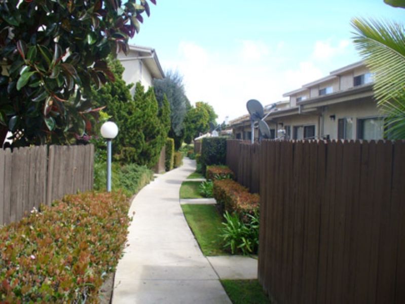 Building Photo - Village Townhomes