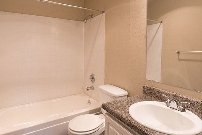 Building Photo - SPACIOUS 2 BEDROOM