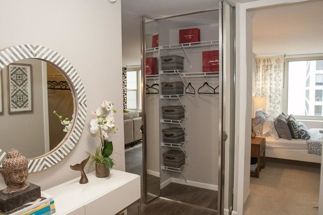 Foto del edificio - 874 N Dewitt Pl