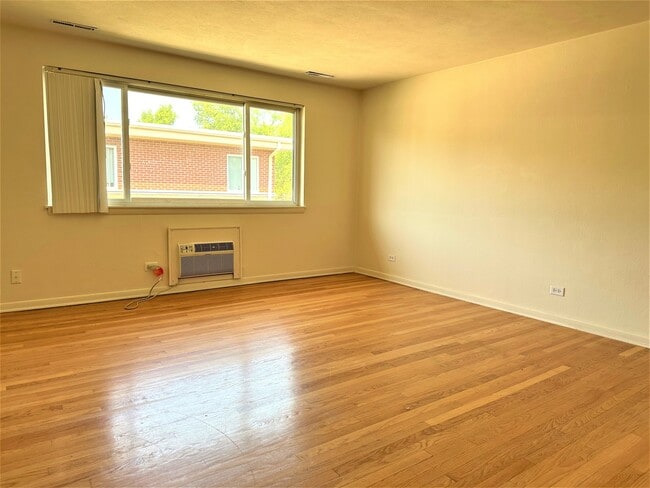 Building Photo - 27W154 Cooley Ave