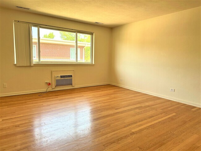 Foto del edificio - 27W154 Cooley Ave