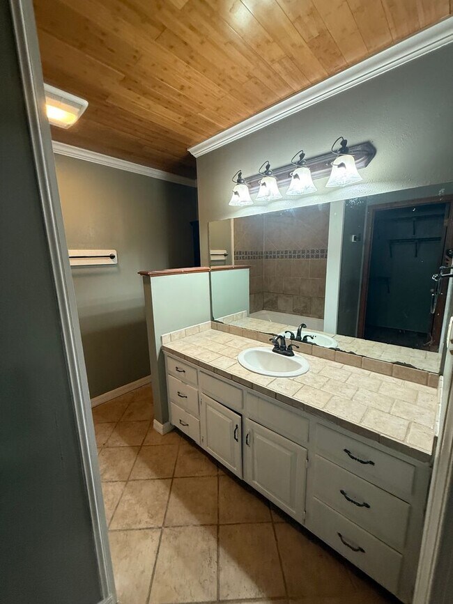 Foto del edificio - 3BD 2BA FLAT UPSTAIRS WITH HUGE BALCONY