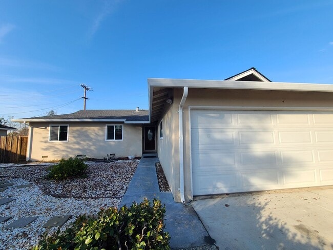 Building Photo - For Rent – Beautifully Updated 3-Bedroom H...