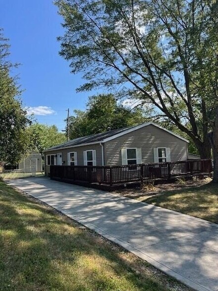Building Photo - 455 Lakeview Dr