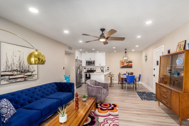 Building Photo - 8649 E Royal Palm Rd