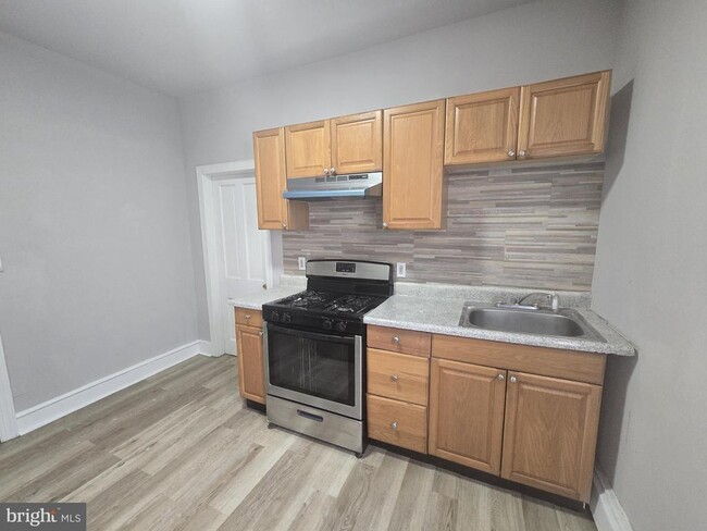Building Photo - 5526 N Mascher St