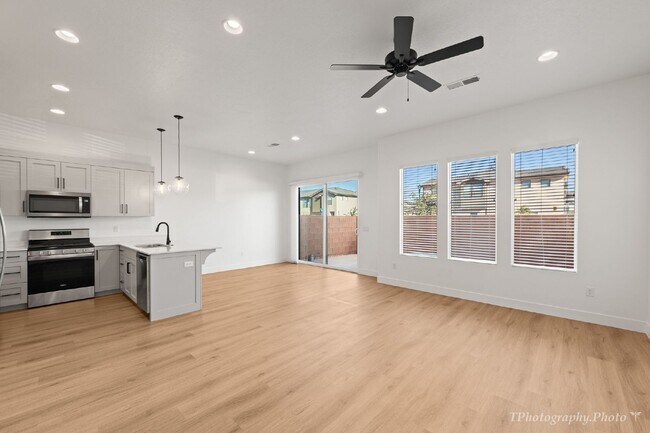Building Photo - "Beautiful pet friendly 3-Bedroom, 2.5 Bat...