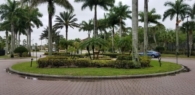 Foto del edificio - 270 Crestwood Cir