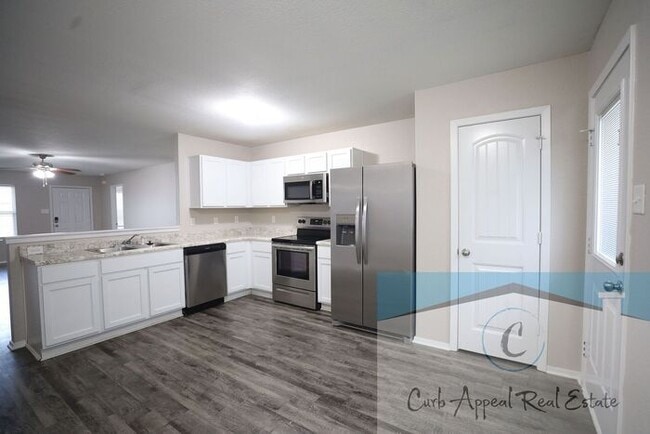 Foto del edificio - Move in special $825!!! Spacious 4 bed 2 b...