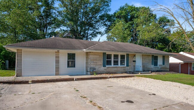 Building Photo - 4 bedroom, 4 bathroom property! Located cl...