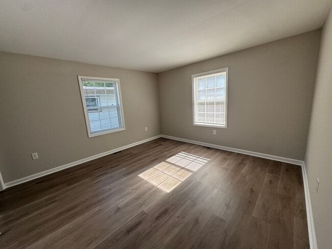 Building Photo - Wonderful open floor plan. New carpet.