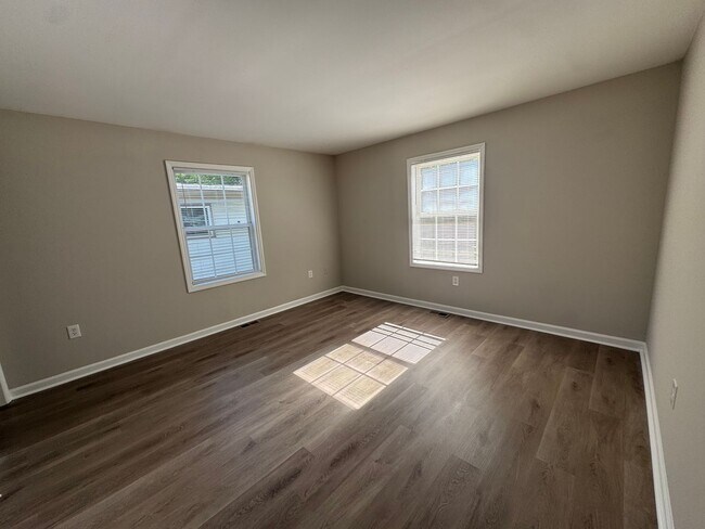 Foto del edificio - Wonderful open floor plan. New carpet.