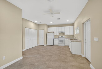 Building Photo - 4949 Serafica Dr