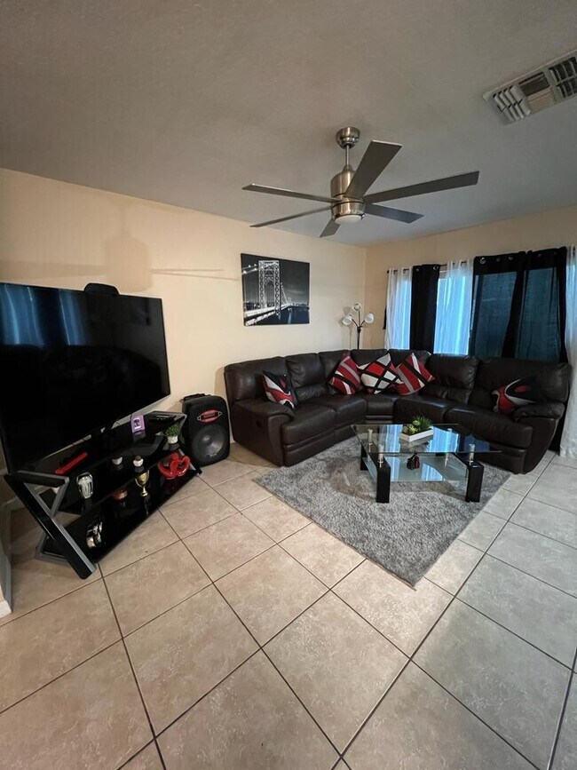 Foto del edificio - 529 Cresting Oak Cir