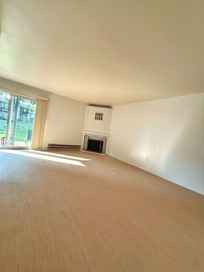 Foto del edificio - 7355 Woodview St