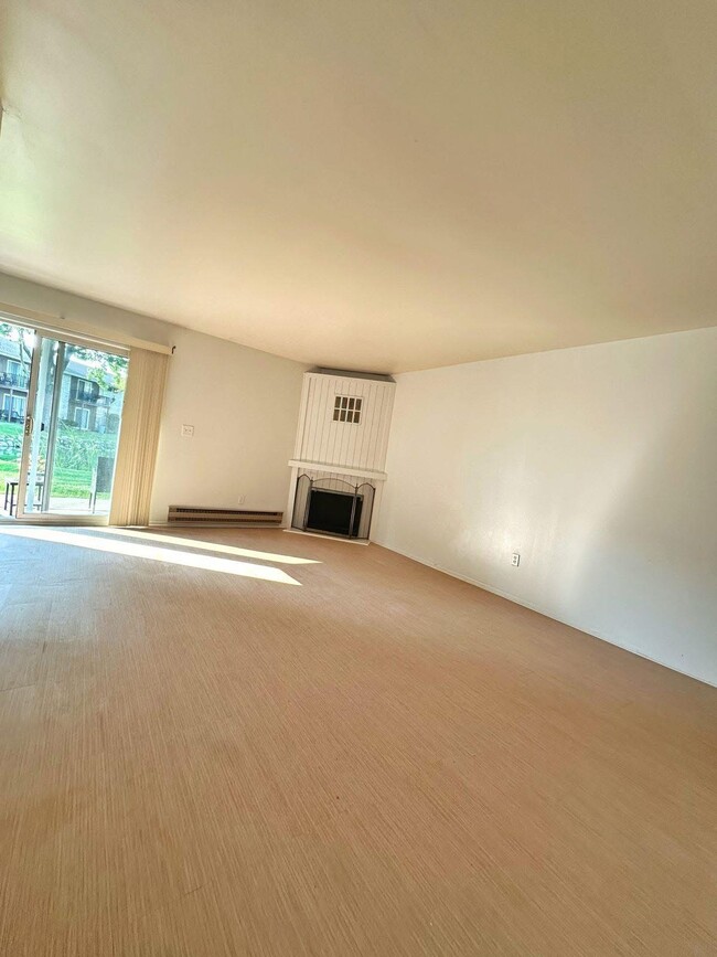 Building Photo - 7355 Woodview St