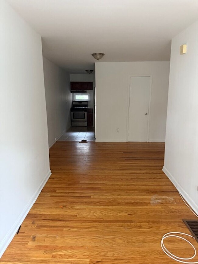 Foto del edificio - Renovated 2-Bedroom Apartment with Backyar...