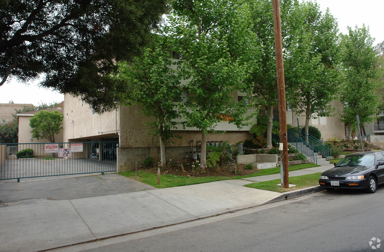 Building - 8415 Orion Ave