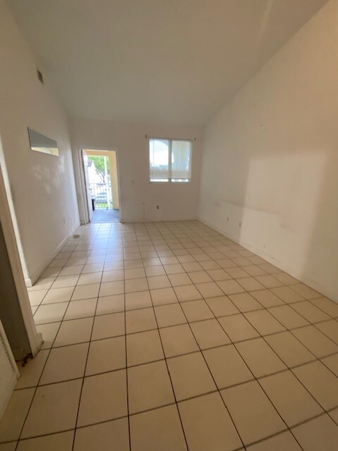 Building Photo - 1692 SE 29th Ct