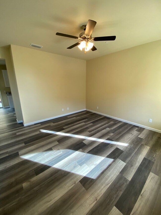 Building Photo - *Move in Special*