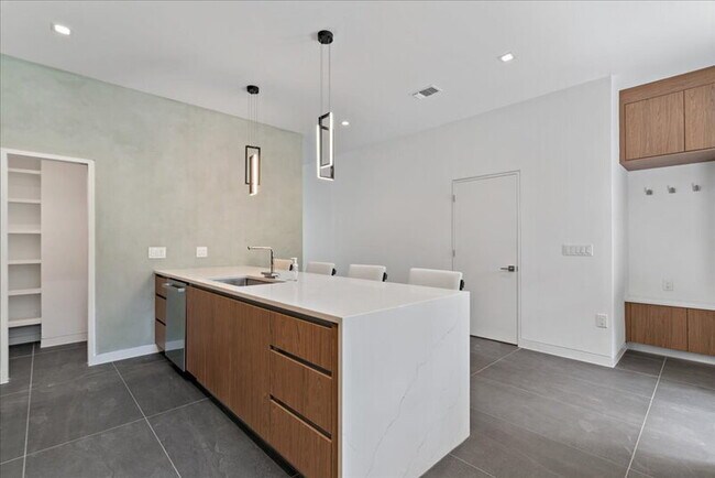 Foto del edificio - 1201 Enfield Rd