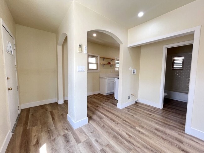Building Photo - Just Listed! 1B/1B Newly Remodeled Unit
