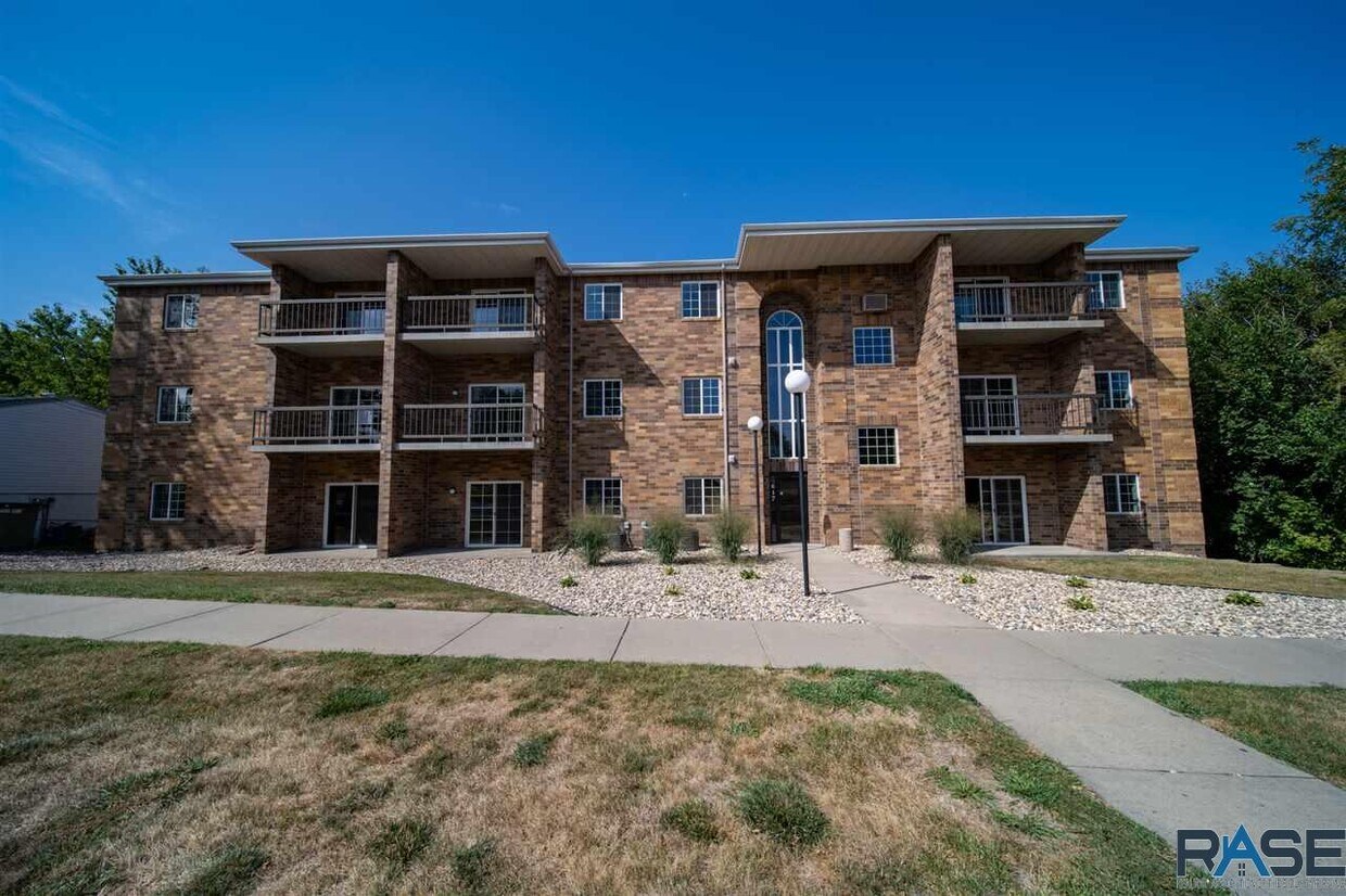 617 N Lewis Ave Unit 205, Sioux Falls, SD 57103 Room for Rent in