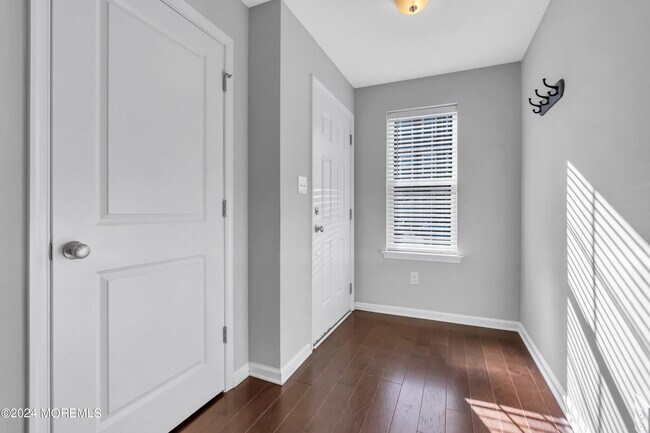 Foto del edificio - 1505 Hights Farm Rd S