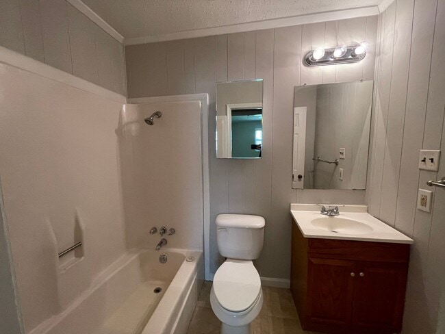 Building Photo - Beautiful 3BR/2BA home with massive fenced...