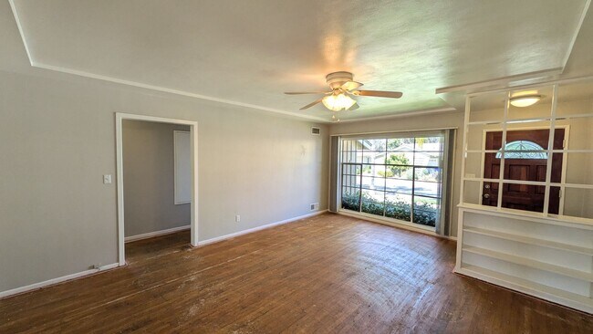 Foto del edificio - Available in July - New flooring and paint
