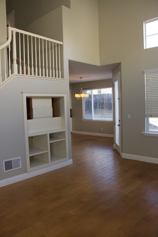Building Photo - 925 Oak Brook Way