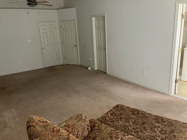Building Photo - 2550 Emerson Dr