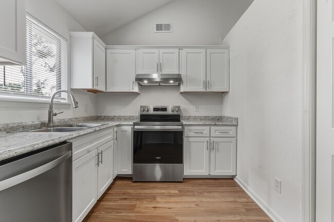 Building Photo - 2900 Woodrich Dr