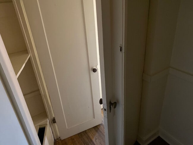 Building Photo - 1 Bedroom with Basement & Enclosed Yard