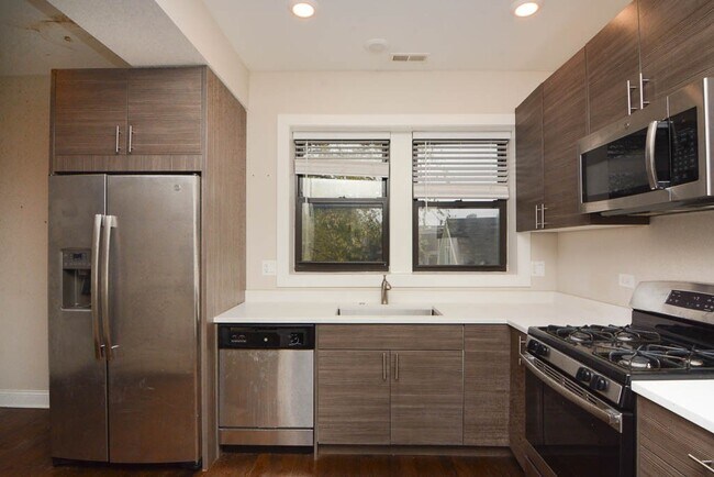 Foto del edificio - 2228 N Sawyer Ave