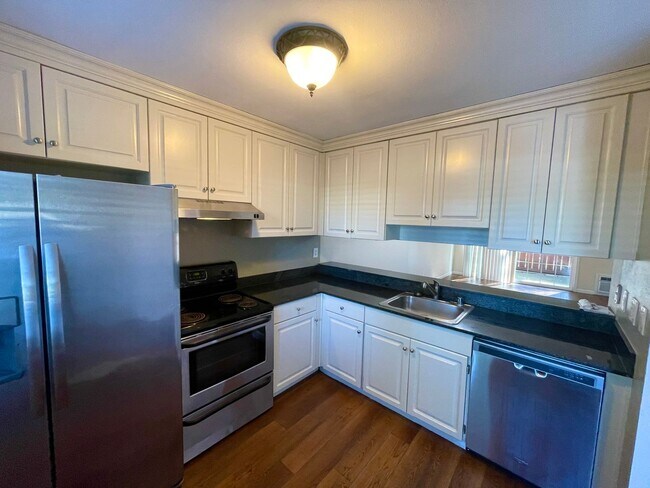 Building Photo - 2 Bedroom/ 1 Bathroom Newly Updated Apartm...
