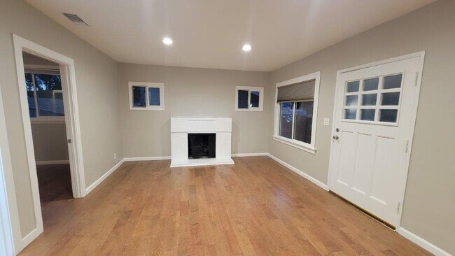 Building Photo - 706 E Verdugo Ave