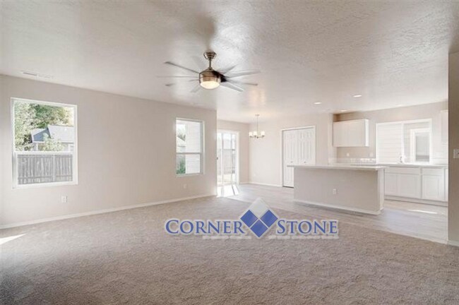 Building Photo - Spacious Home with Bonus Room/Office!