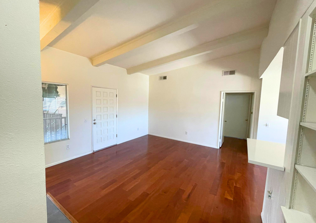 Building Photo - Recently Upgraded 2BR/2BA Unit in the Hear...