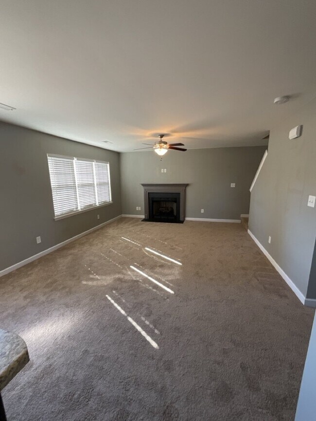 Foto del edificio - Spacious 3 Bedroom Home -162 Rosemary Ave.