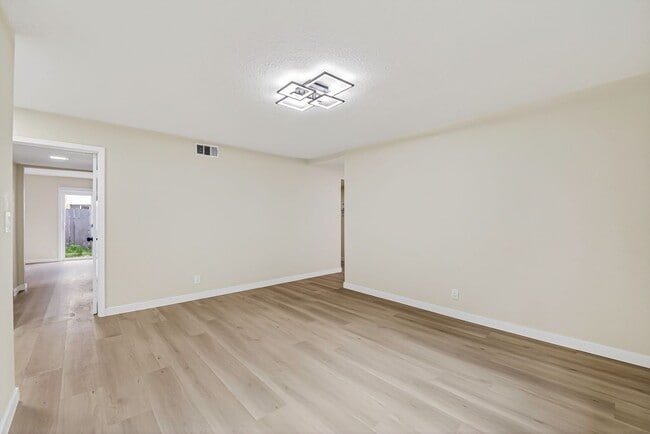 Foto del edificio - 1250 S Brookhurst St