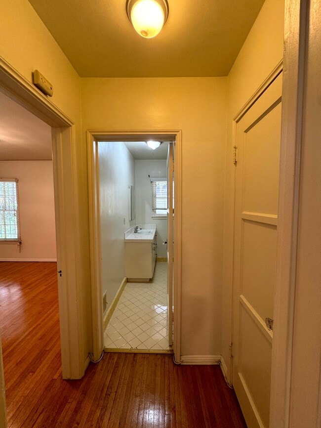 Photo - 1271 N Crescent Heights Blvd (West Hollywood, CA) Apartment