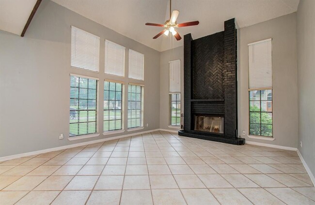 Building Photo - 5339 Holly View Dr