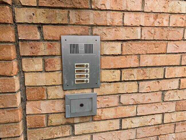 Building Photo - 5831 Sandhurst Ln