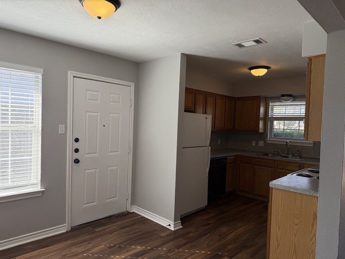 Building Photo - 1802 Sara Dr