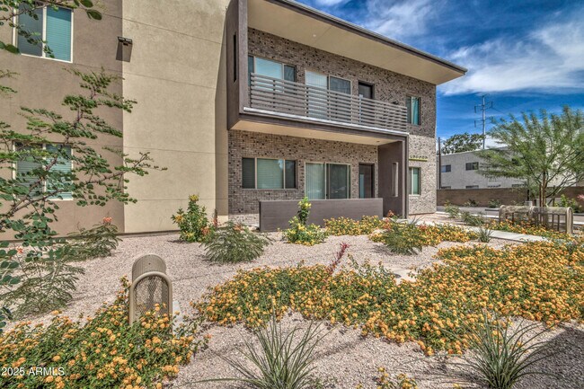 Foto del edificio - 1037 S Farmer Ave